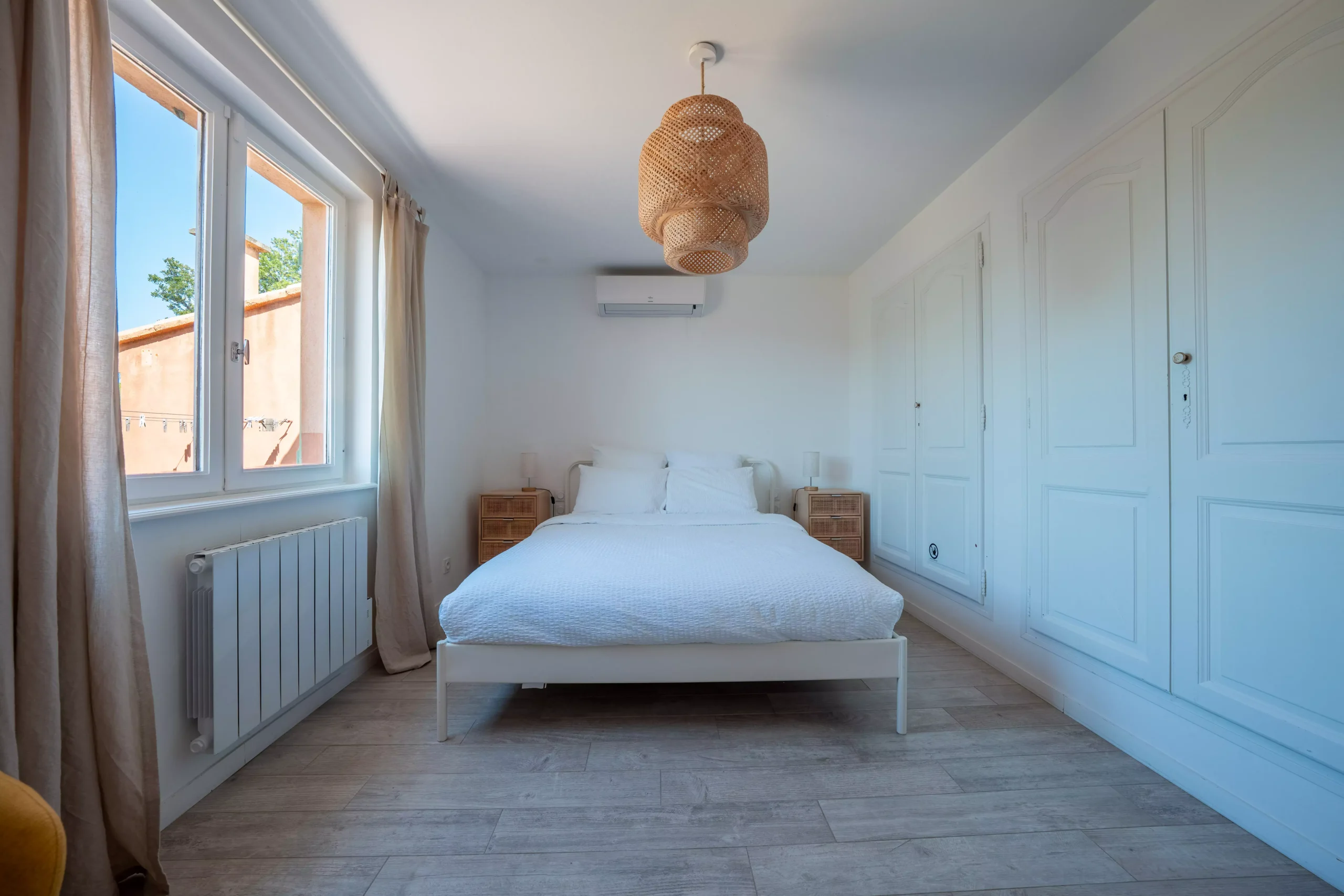 Villa Le Perchoir - Chambre avec abat-jour en osier et de grands placards.