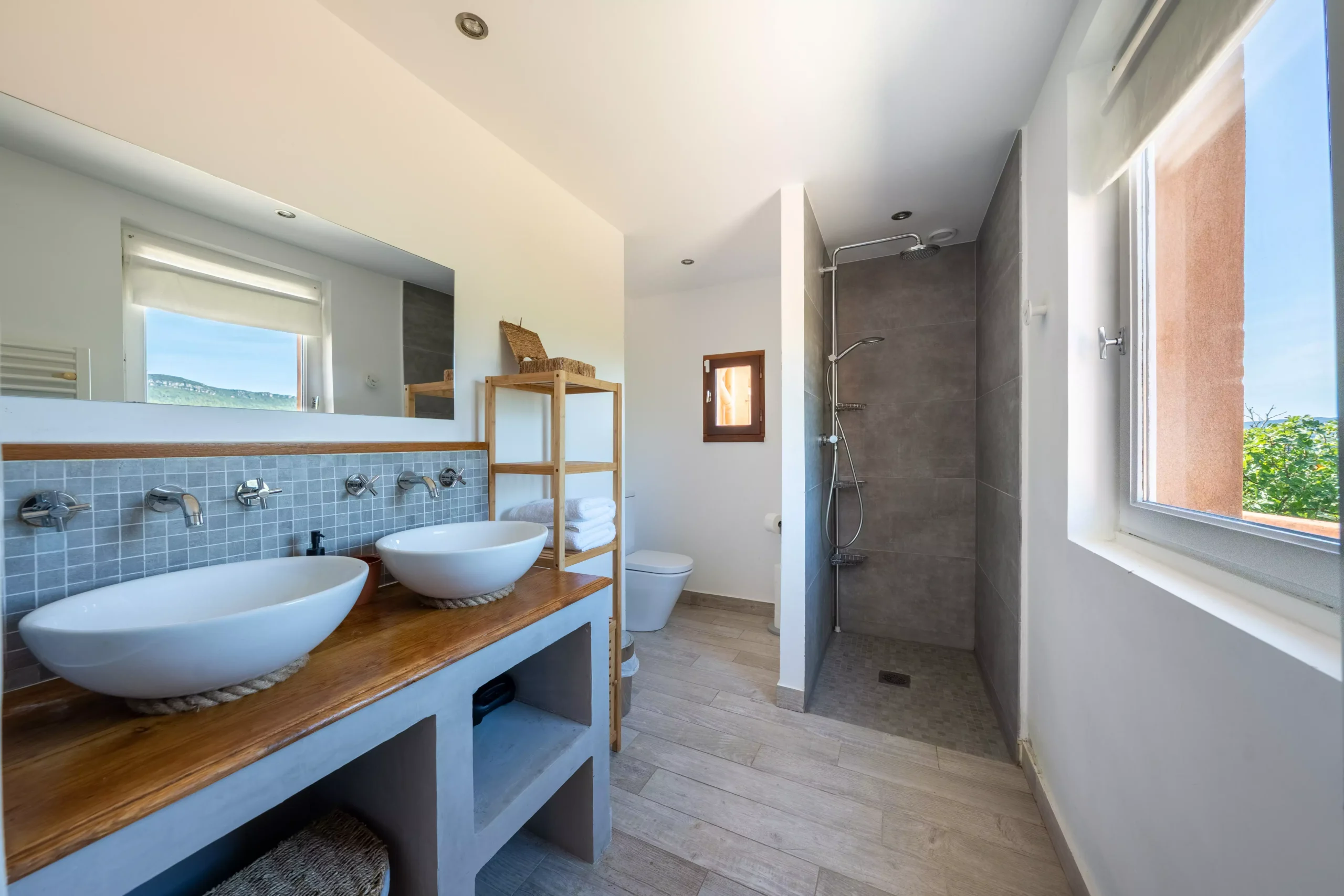 Villa Le Perchoir - Douche et toilette de la suite parentale.