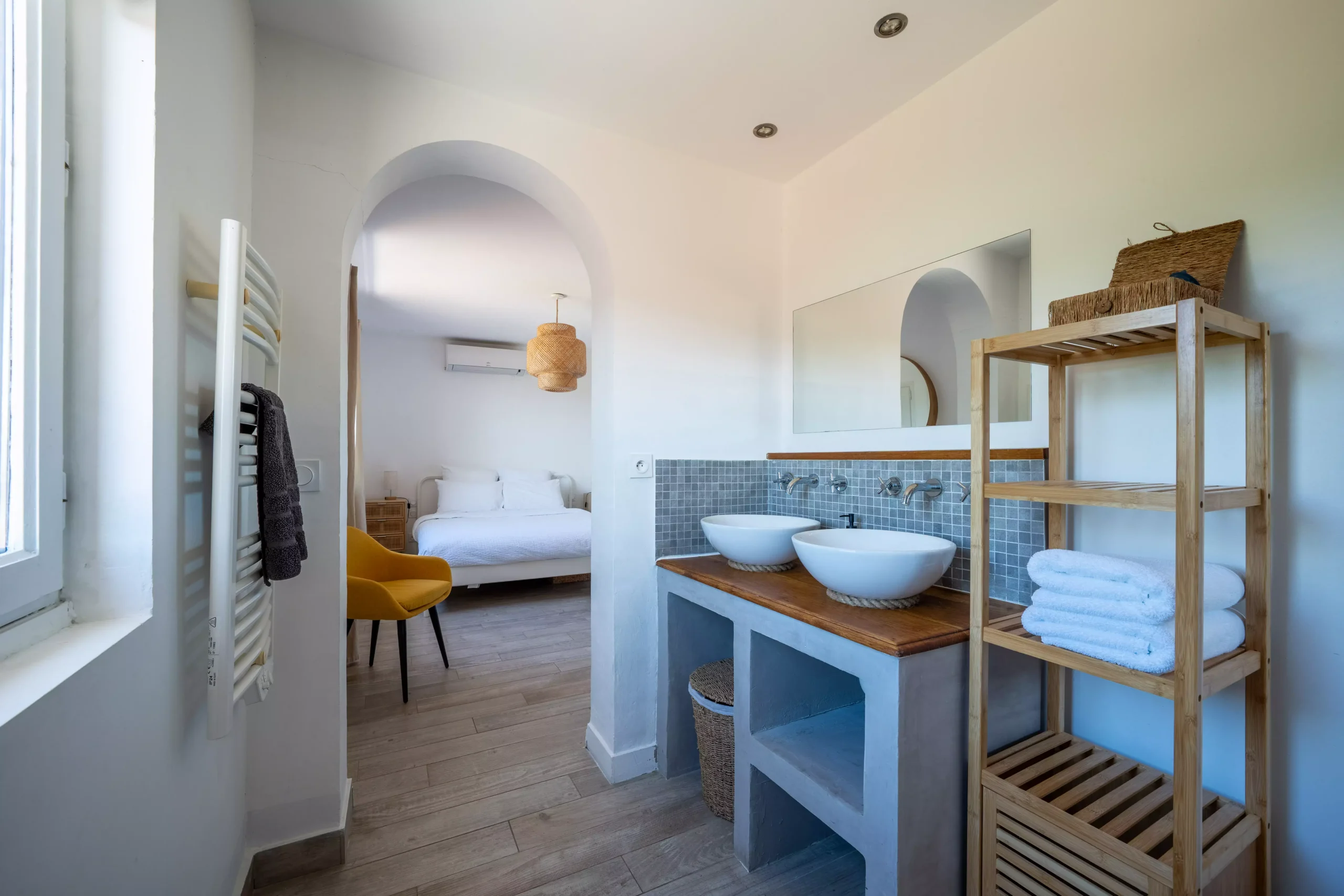 Villa Le Perchoir - Salle de bain située dans la chambre parentale avec miroir et chauffe serviette.