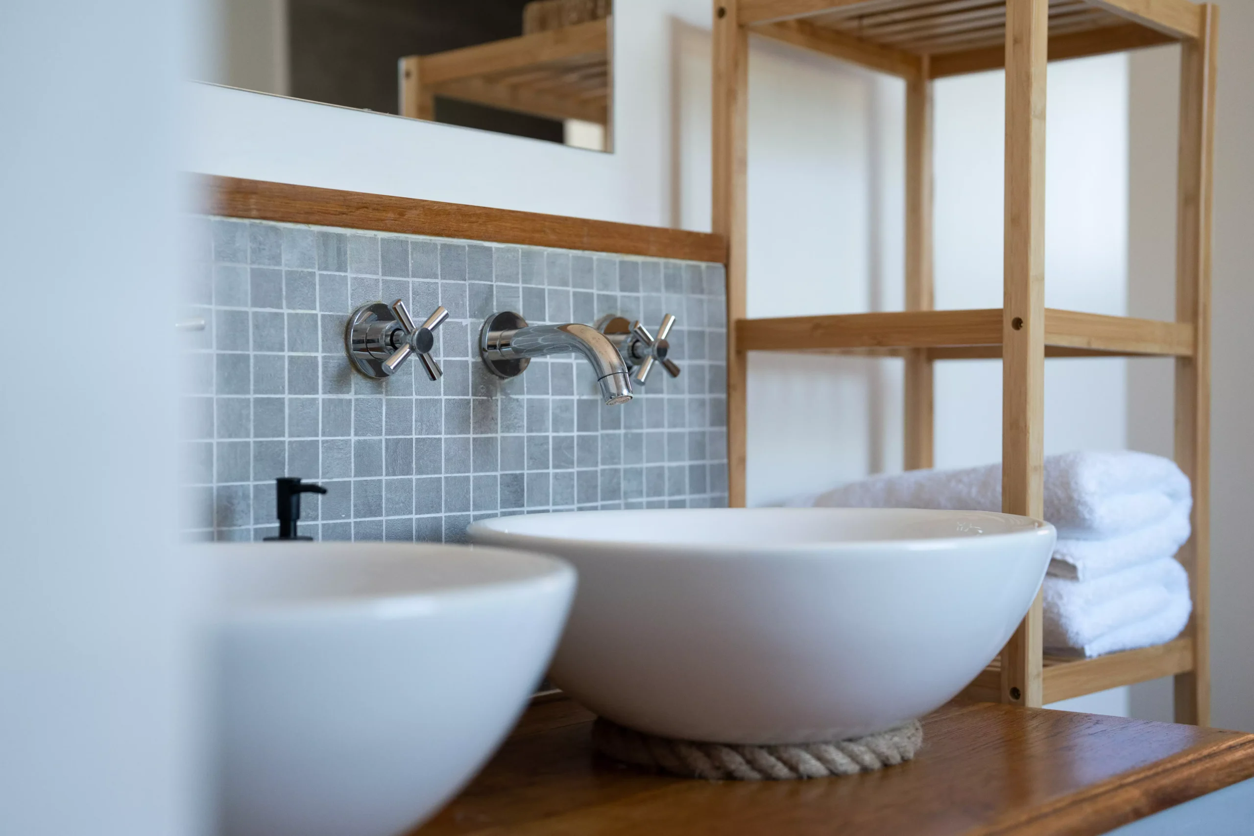 Villa Le Perchoir - Vasque et décoration provençale.