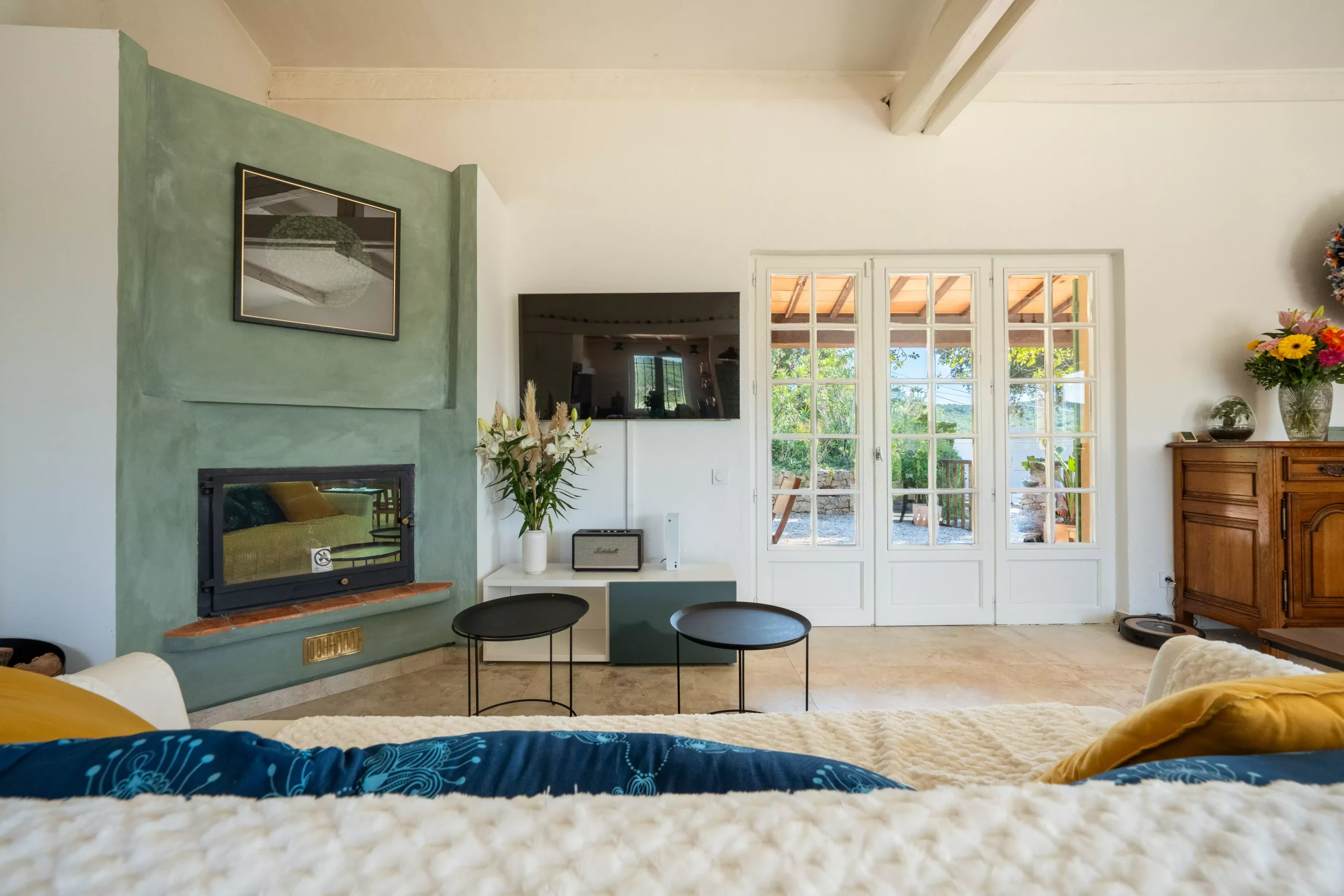 Villa Le Perchoir - Salon et télé avec une belle cheminée et un grand canapé.