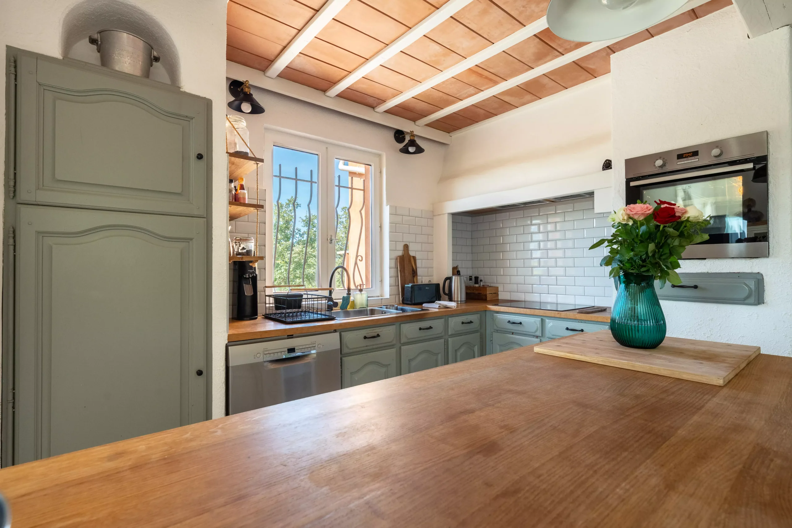 Villa Le Perchoir - Plan de travail central de la cuisine intérieur et ses équipements.