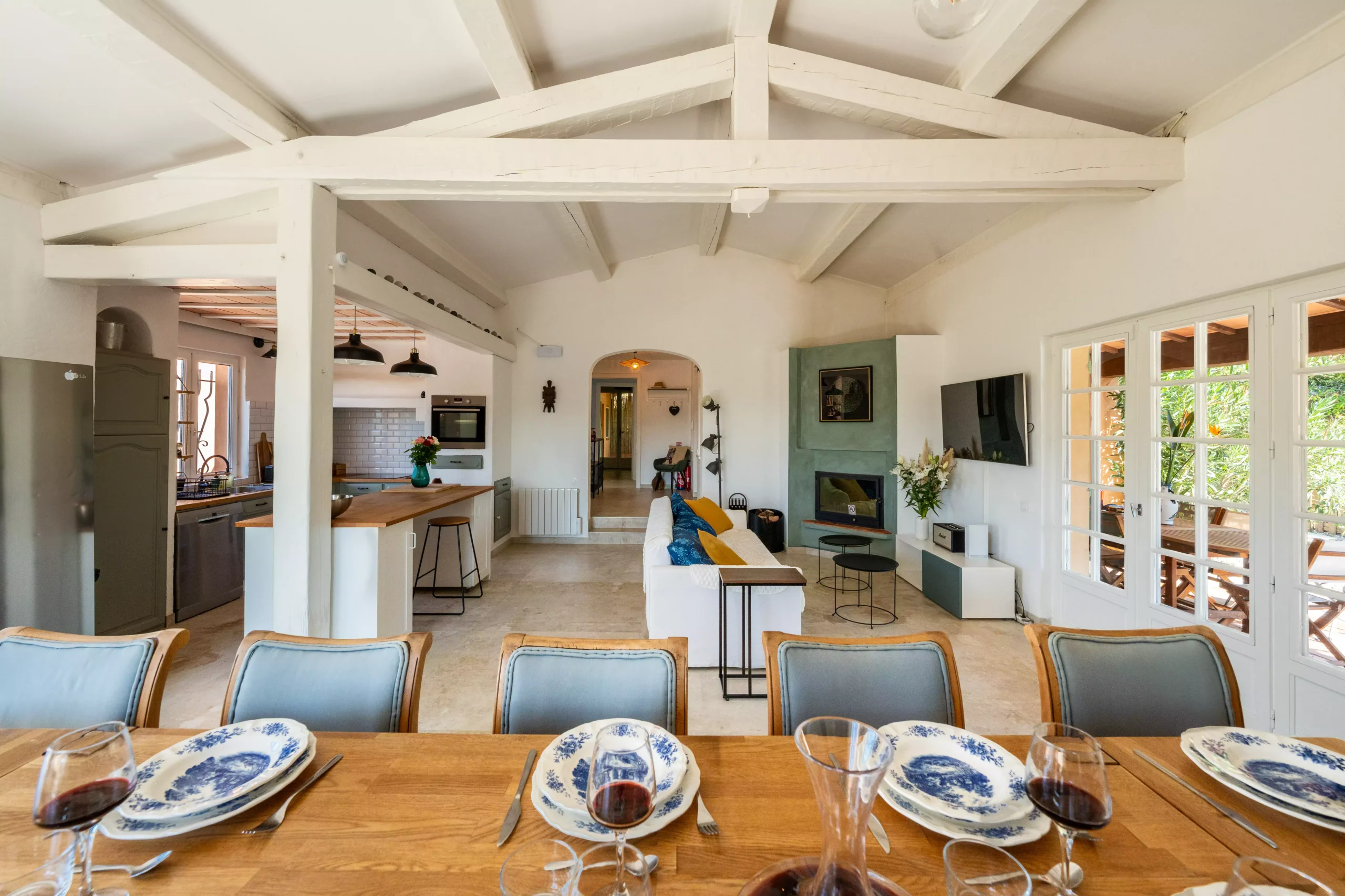 Villa Le Perchoir - Vue depuis la table à manger sur le grand salon et la cuisine.