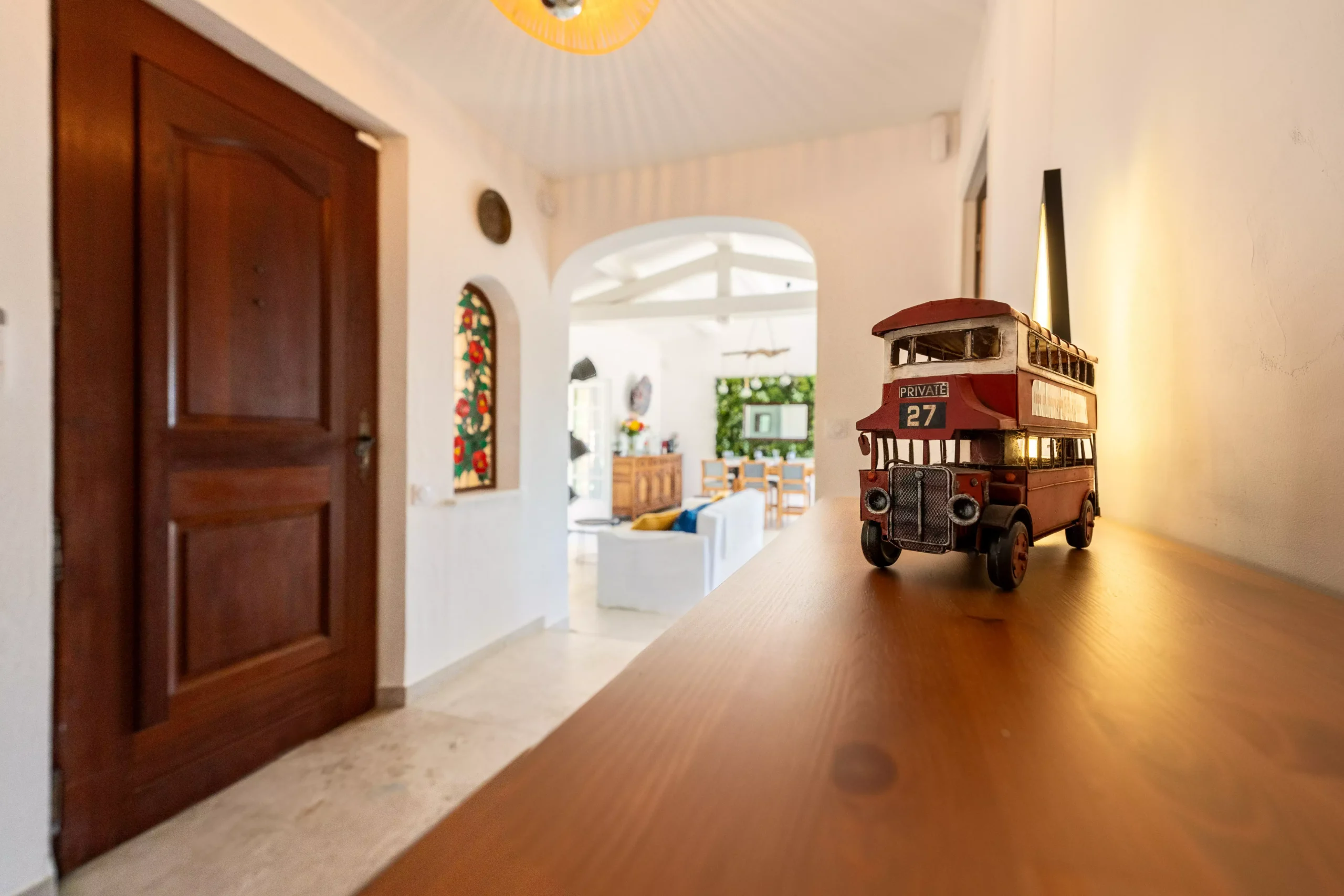 Villa Le Perchoir - Décoration dans le hall d'entrée posée sur une commode.