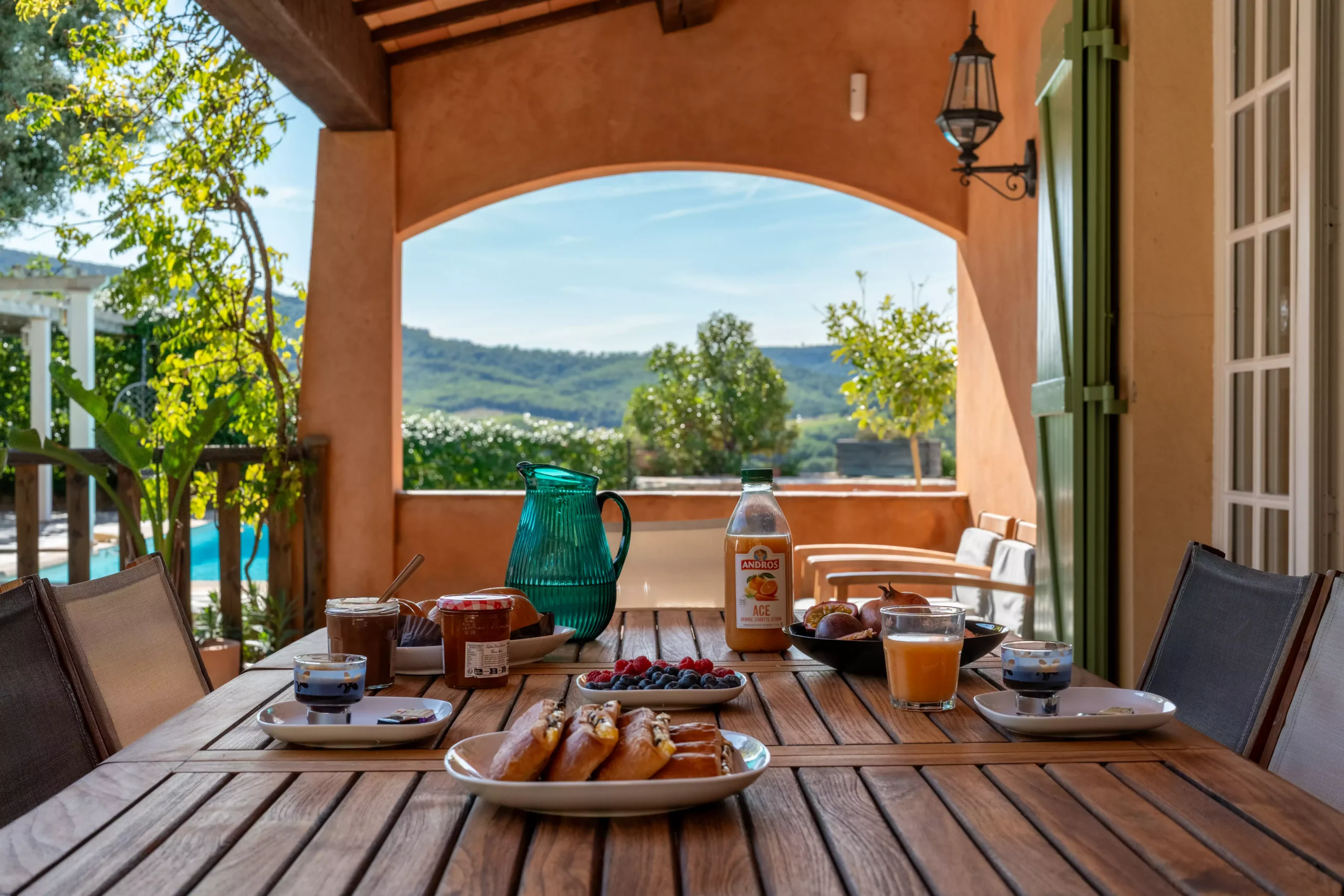 Villa Le Perchoir - Petit déjeuner copieux sur la grande table de la terrasse.