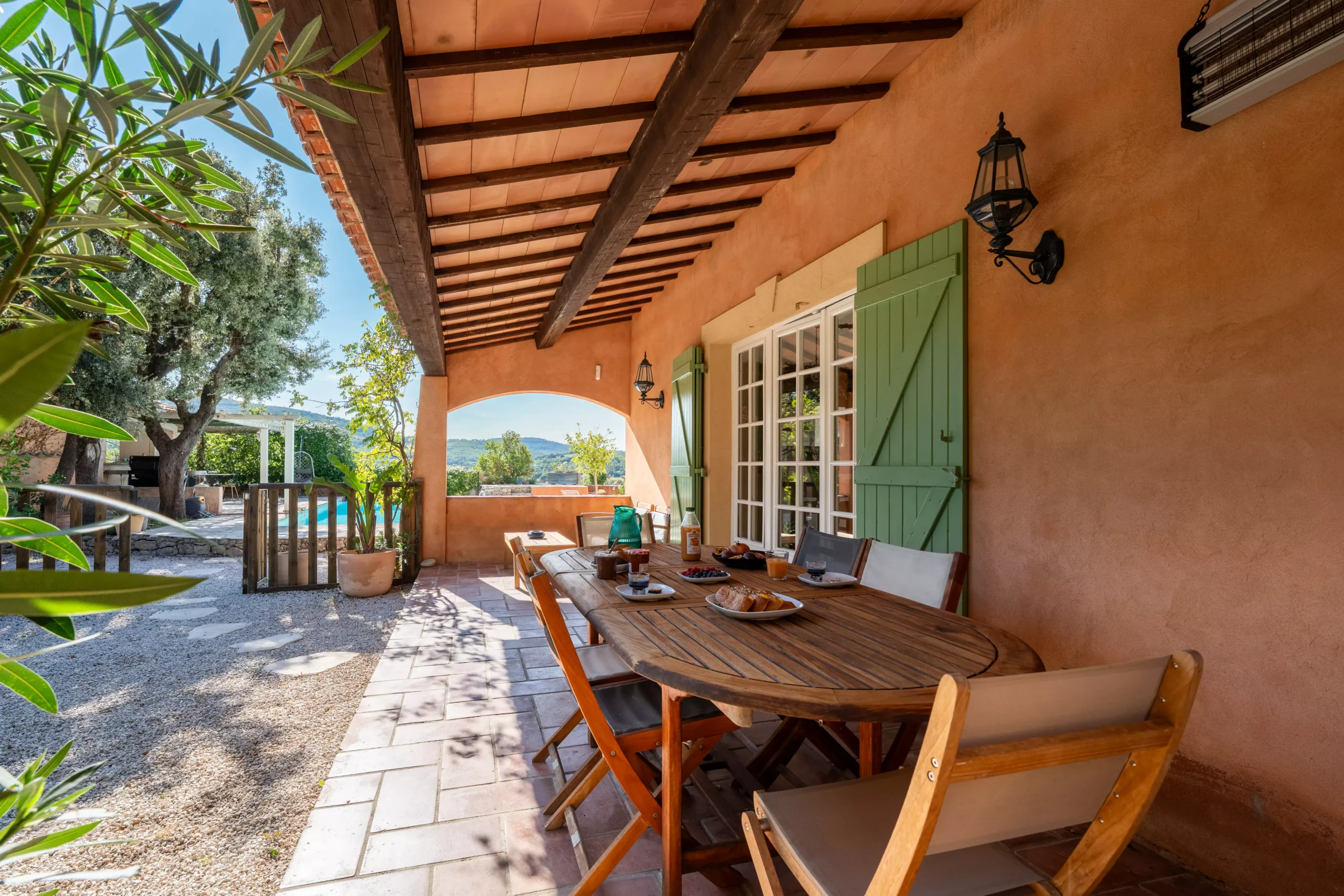 Villa Le Perchoir - Table à manger sur la terrasse proche de la maison.