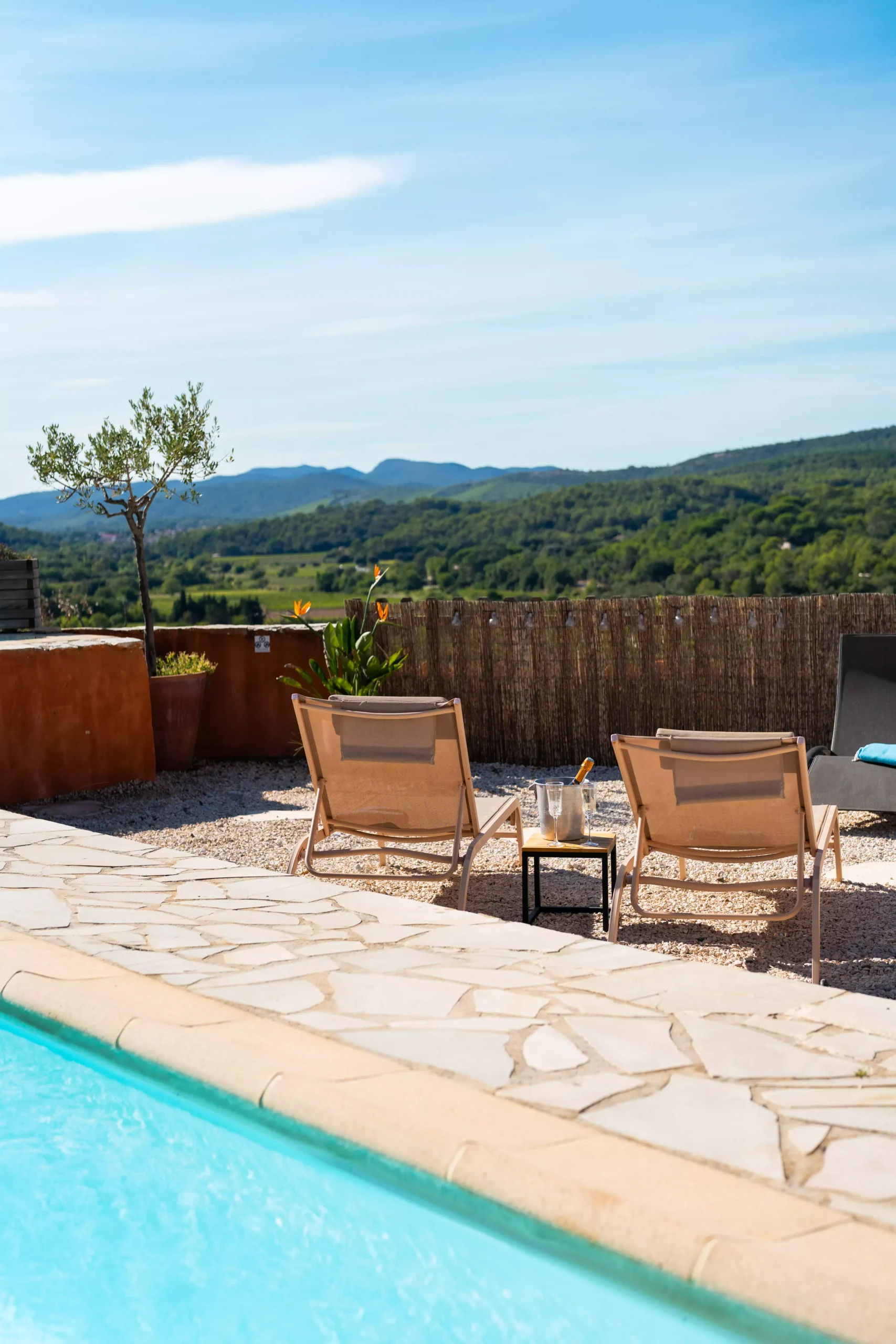 Villa Le Perchoir - Vue sur les collines et un olivier.