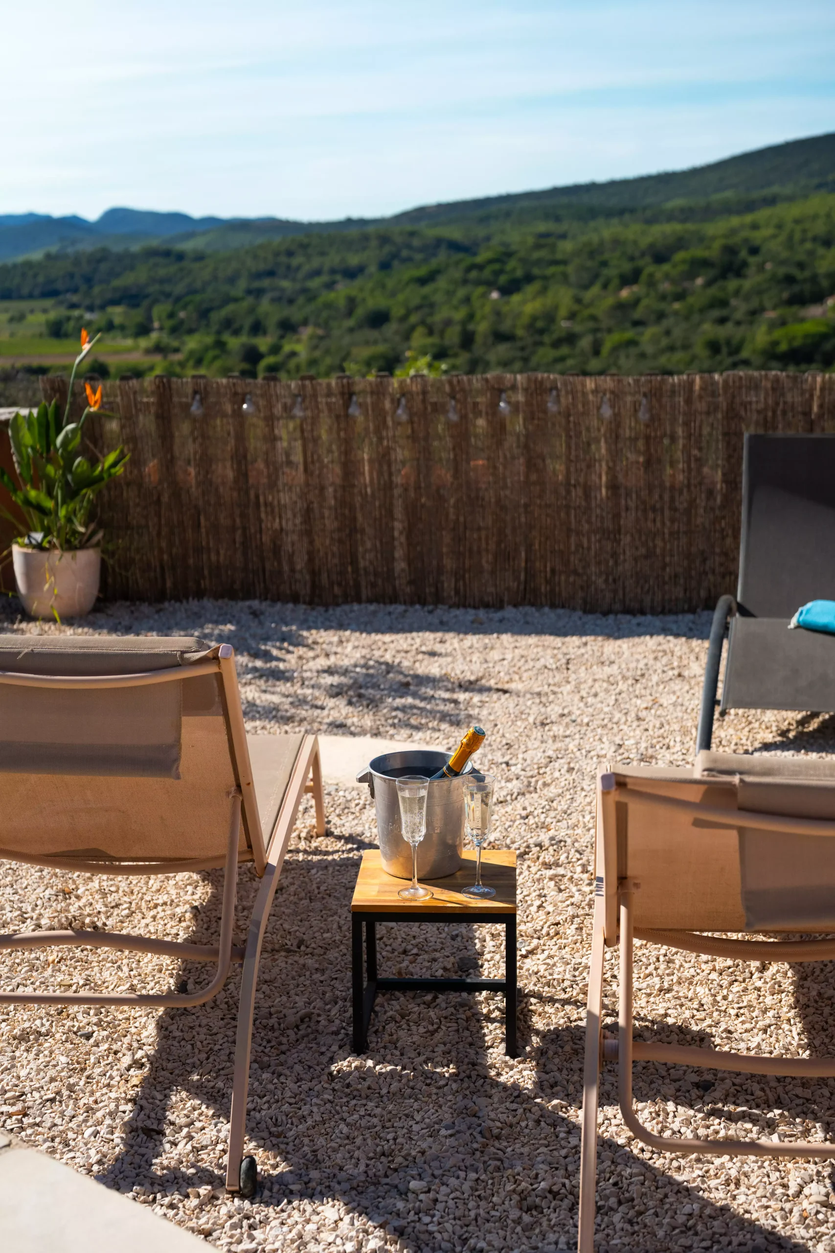 Villa Le Perchoir - Boisson autour de la piscine avec vue panoramique sur les collines.