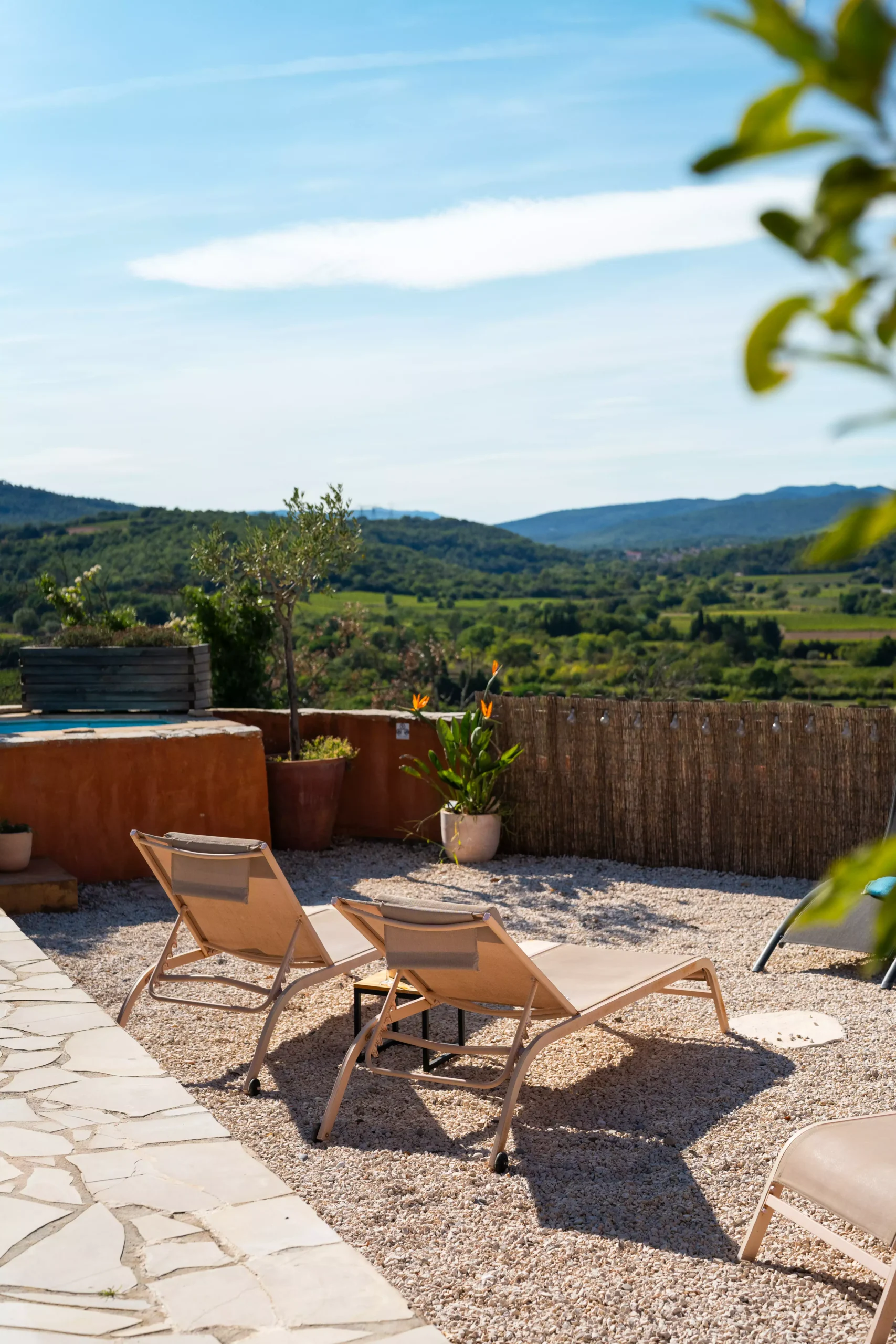 Villa Le Perchoir - Transat et petit bassin jacuzzi.