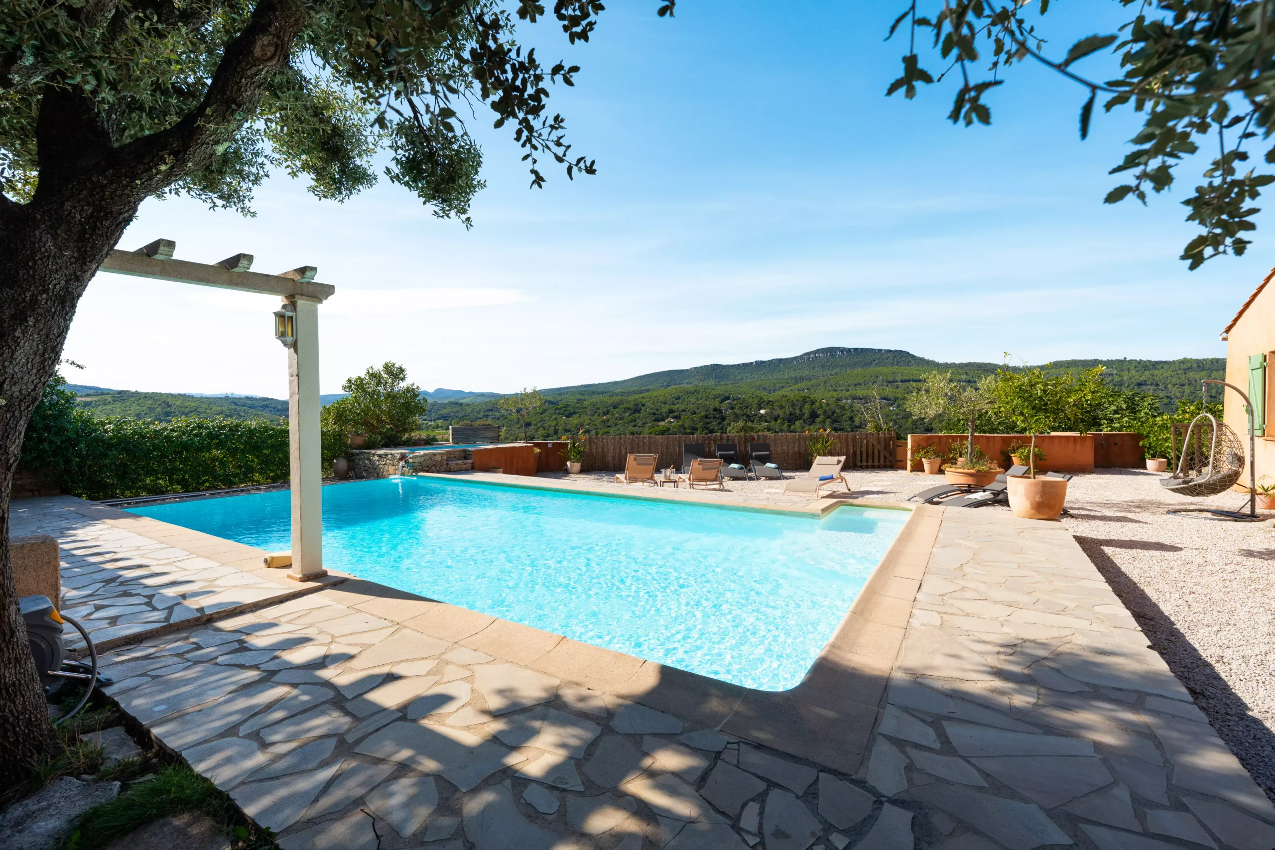 Villa Le Perchoir - Lieu de vie autour de la piscine en provence.