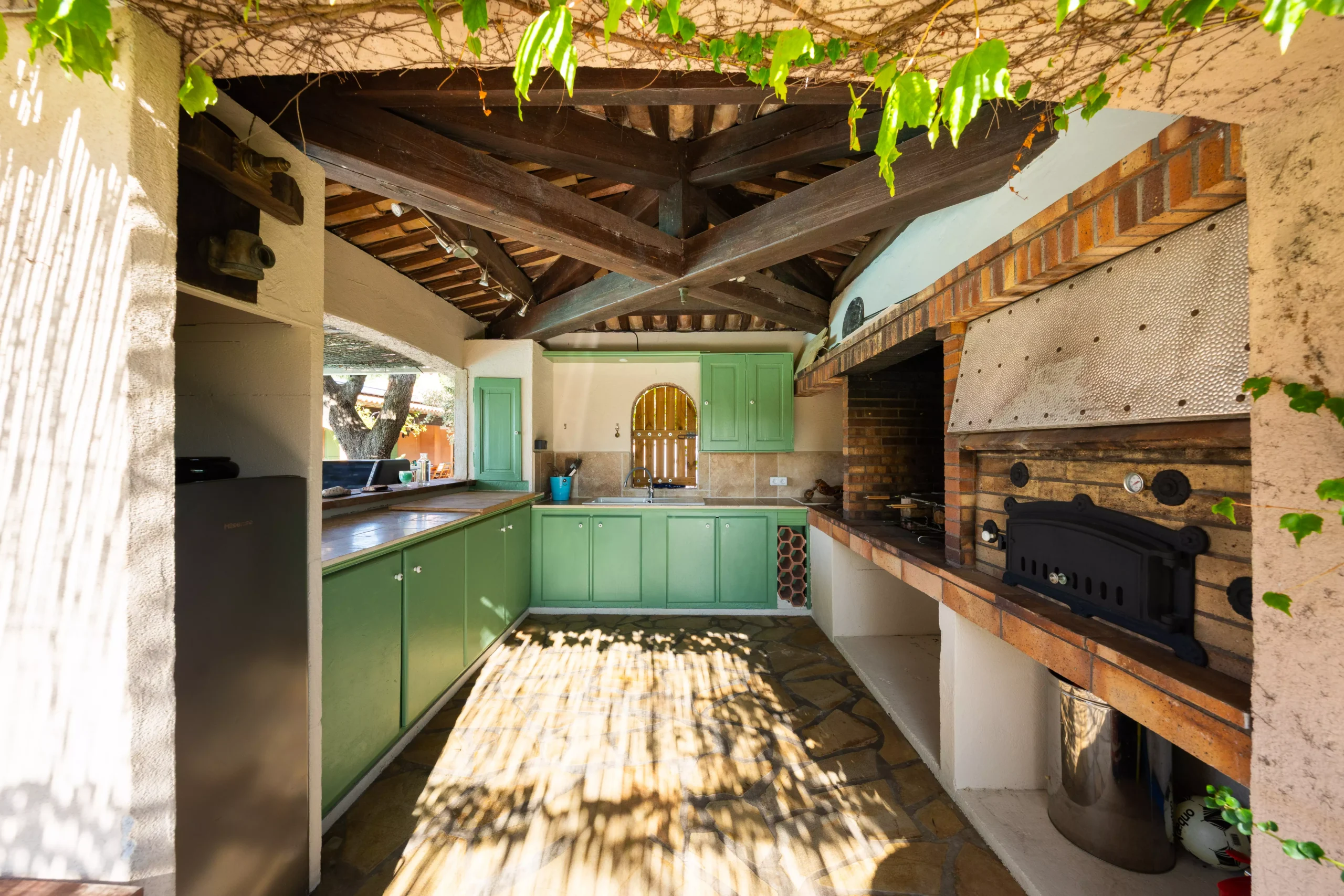 Villa Le Perchoir - Grande cuisine extérieure provençale et son four à pizza.