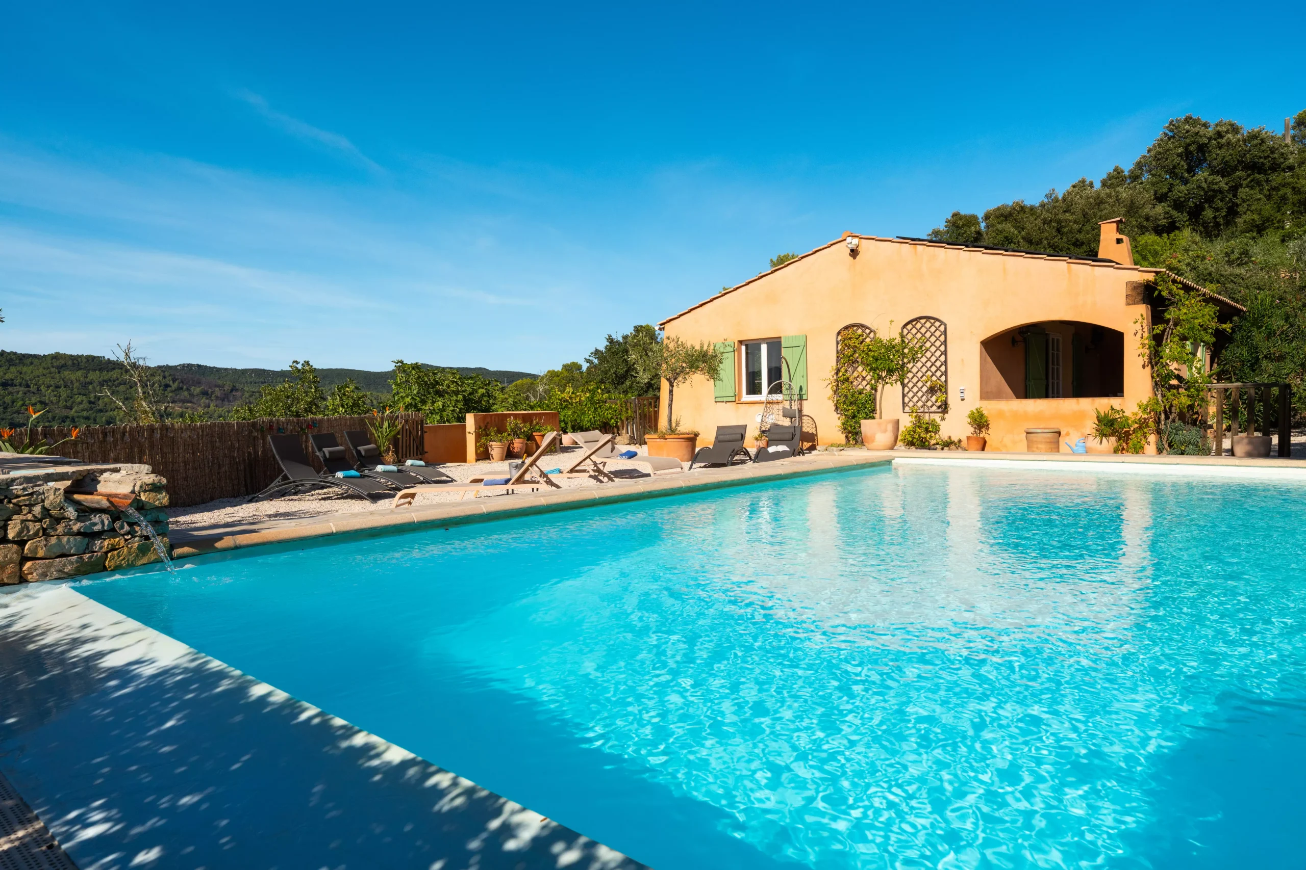 Villa Le Perchoir - Piscine au premier plan avec façade provençale.