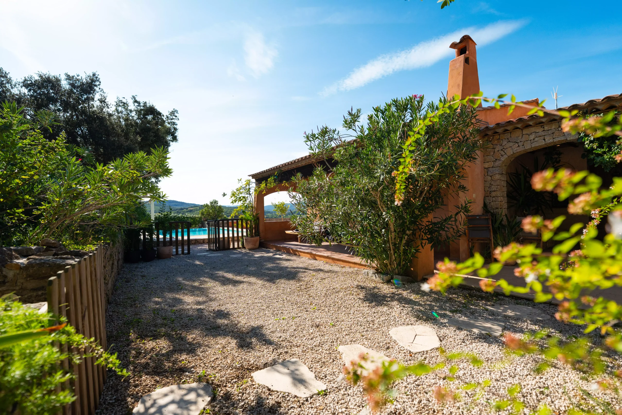 Villa Le Perchoir - Vue sur la façade et la piscine en arrière plan.