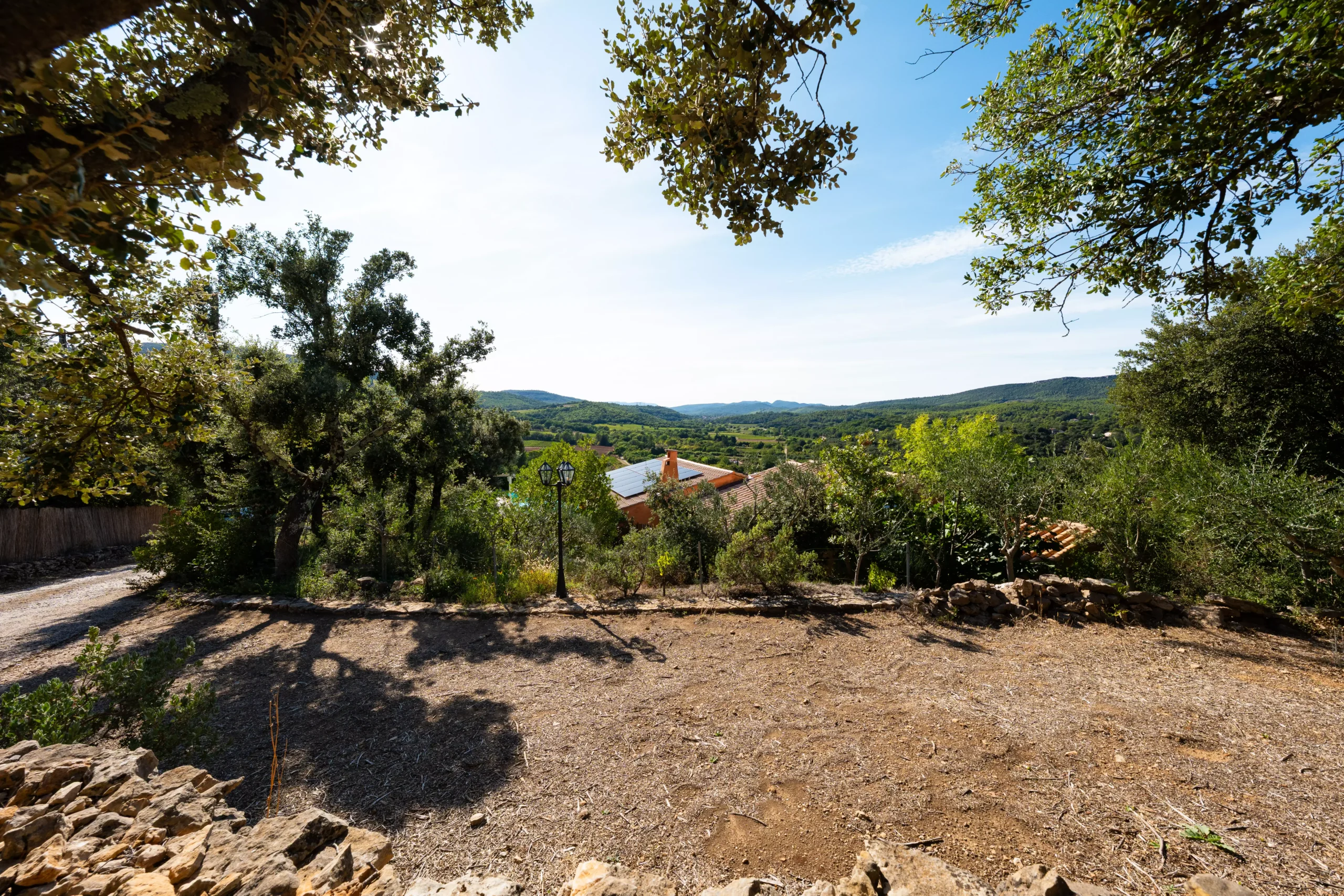 Villa Le Perchoir - Vue sur les collines et l'arrière de la maison.